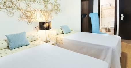 Desk, iron/ironing board, free WiFi, bed sheets. Narayana casa Camilo