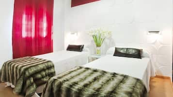 Escritorio, tabla de planchar con plancha, wifi gratis y ropa de cama