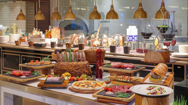 Un bufé con diferentes platillos y un gran centro de carne.