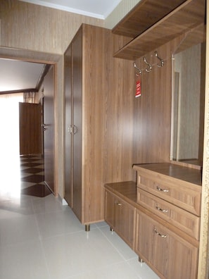 Suíte família, 1 quarto | Roupas de cama premium, frigobar, cofres nos quartos, escrivaninha
