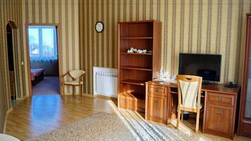 Family Suite, 1 Bedroom | Premium bedding, minibar, in-room safe, desk