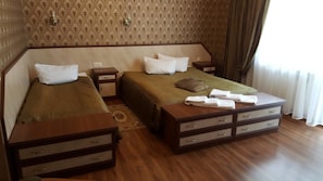 Quarto triplo conforto | Roupas de cama premium, frigobar, cofres nos quartos, escrivaninha
