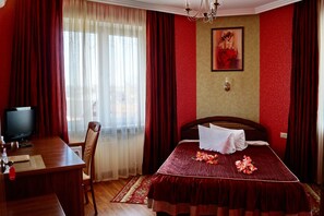 Standard-Einzelzimmer | Hochwertige Bettwaren, Minibar, Zimmersafe, Schreibtisch