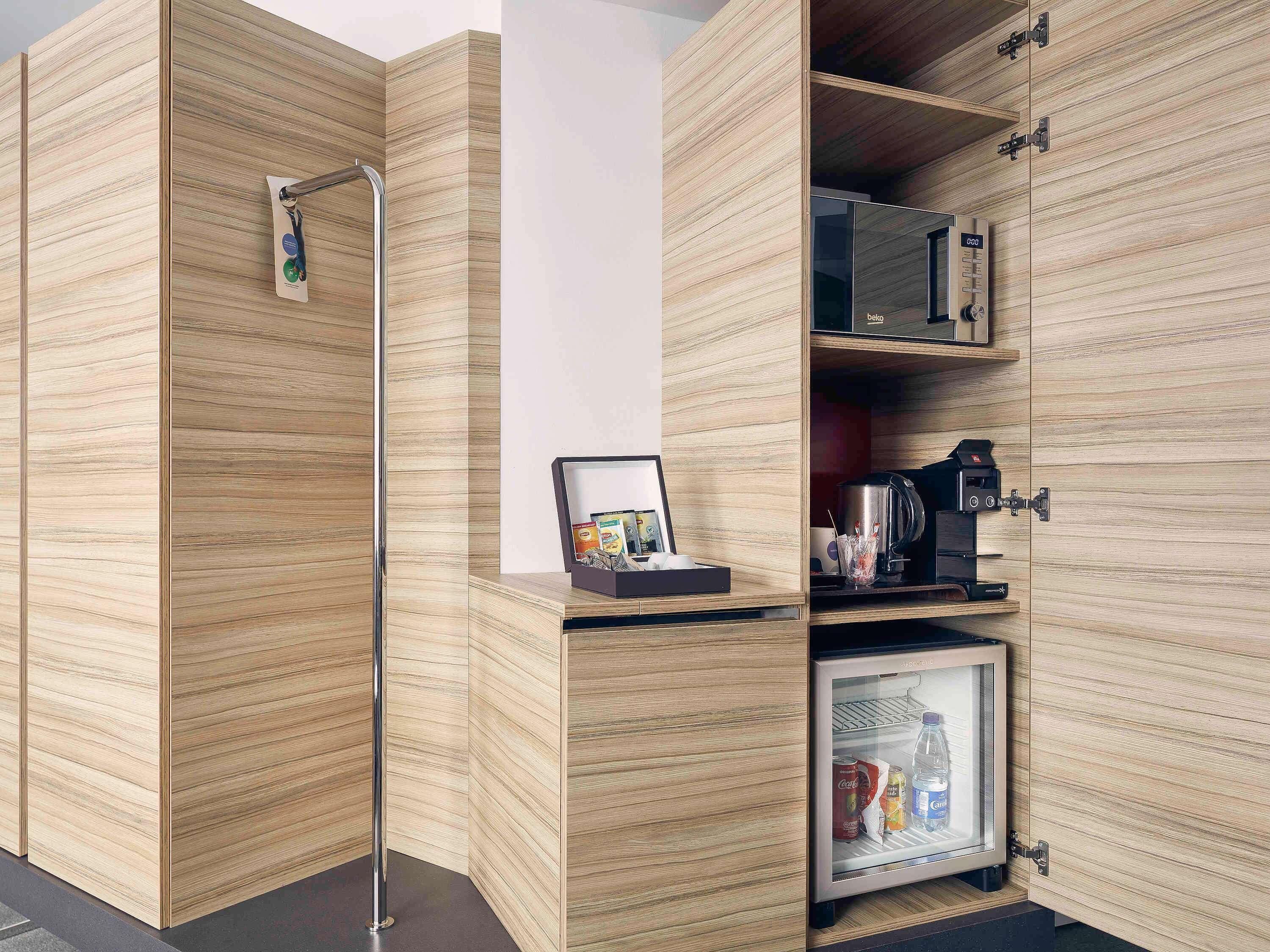 أغطية فراش متميزة وميني بار وخزنة داخل الغرفة وستائر تعتيم