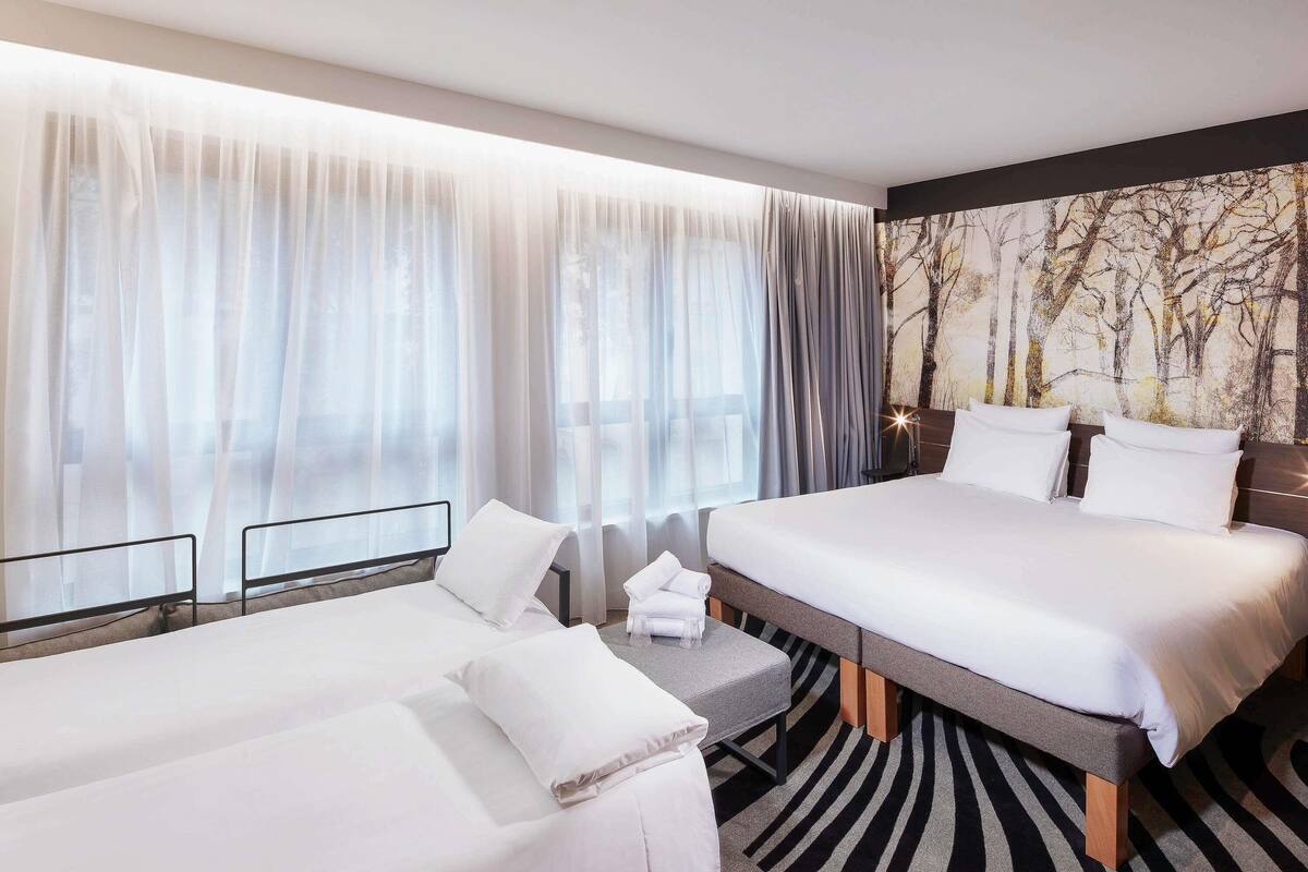 Roupas de cama premium, frigobar, cofres nos quartos, cortinas blackout