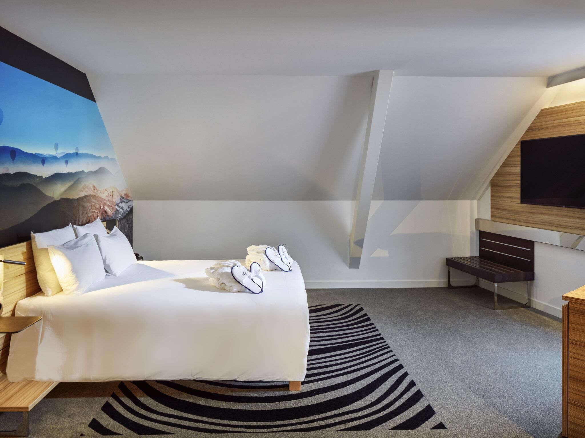 Executive Suite, 1 Queen Bed | Premium bedding, minibar, in-room safe, blackout drapes