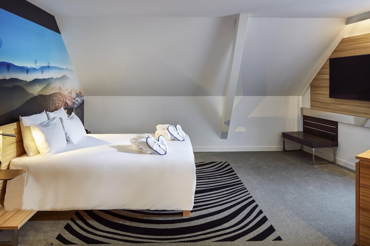 Executive Suite, 1 Queen Bed | Premium bedding, minibar, in-room safe, blackout drapes