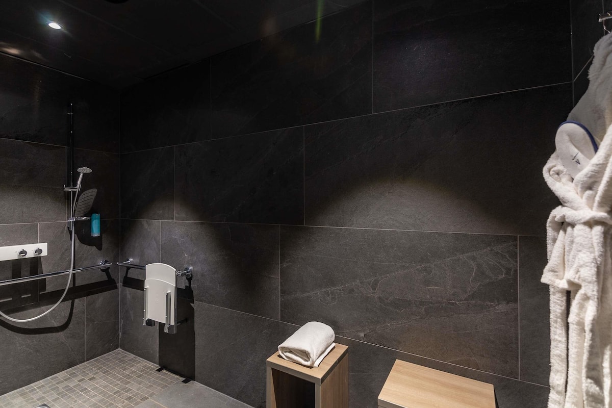 couples treatment room(s), sauna, steam room, massages