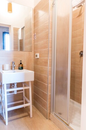 Economy Double Room | Bathroom | Shower, free toiletries, hair dryer, bidet - Baglio Spanò (Petrosino)