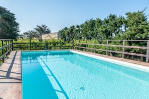 Piscina a l'aire lliure i gandules 