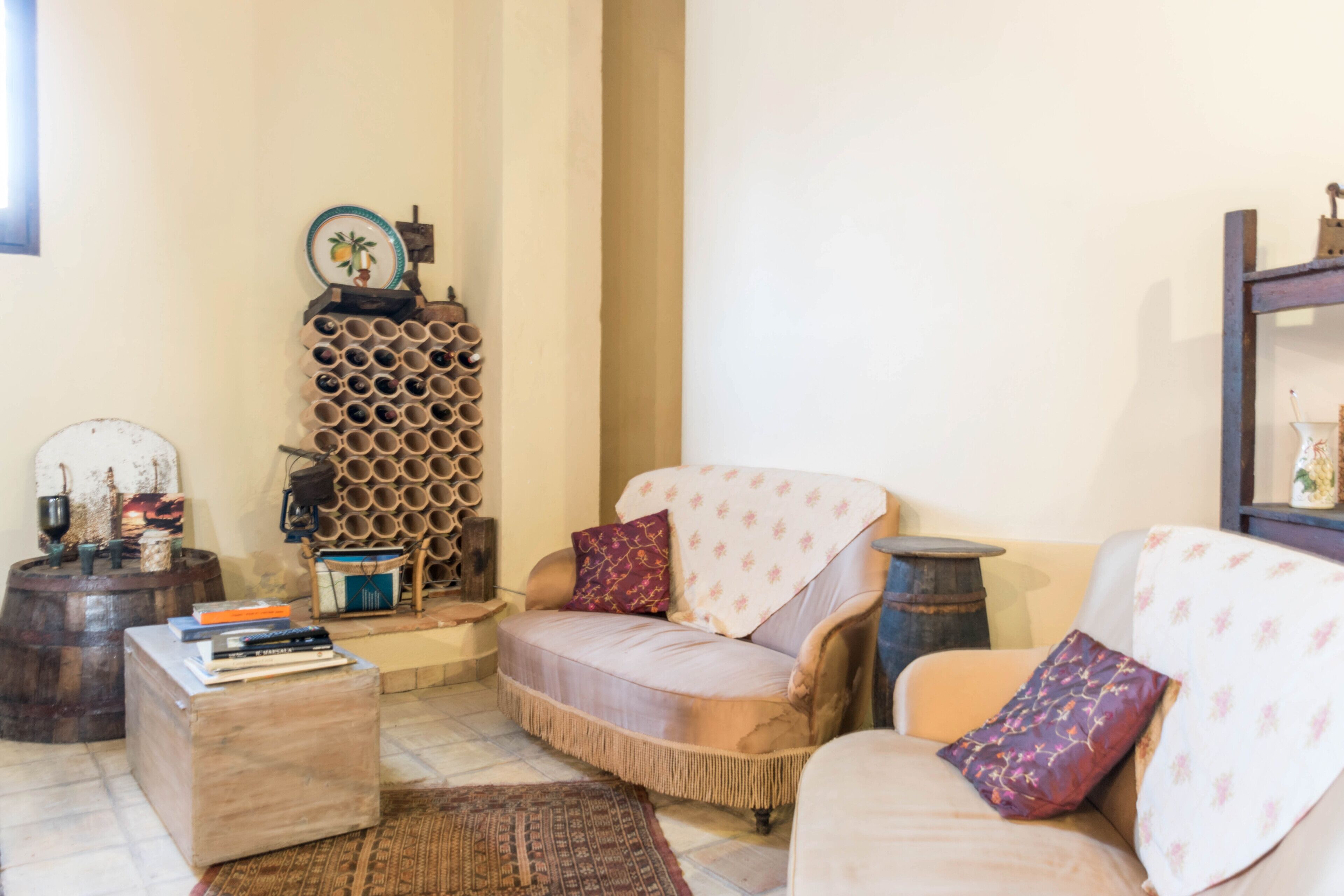 Ein gemütliches Wohnzimmer mit einer Couch, einem Couchtisch und einer dekorativen Wandverkleidung.
