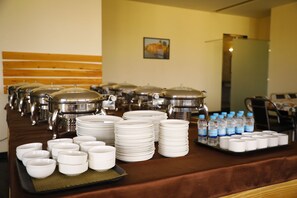 Desayuno buffet diario (INR 200 por persona)