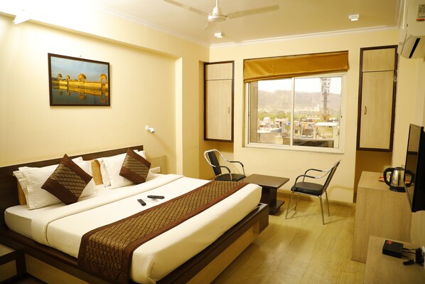 Caja de seguridad en la habitación y escritorio