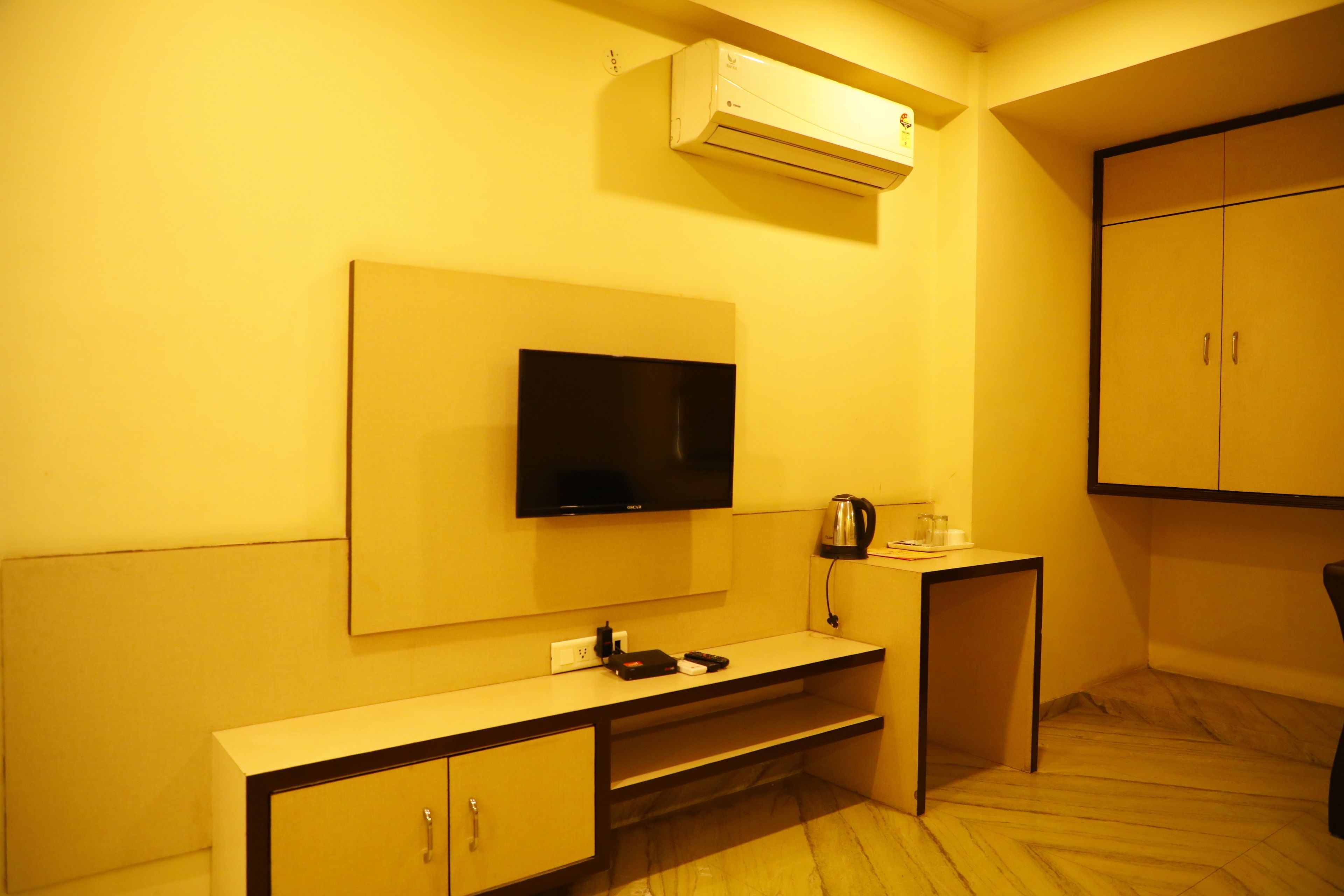 Cofres nos quartos, escrivaninha, quartos à prova de som