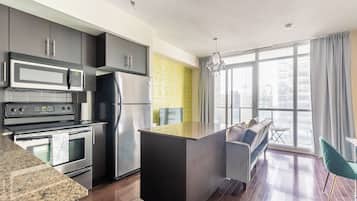 Apartamento superluxo, 1 quarto, cozinha, vista para a cidade | Cozinha privada | Geladeira grande, micro-ondas, fogão, cooktop