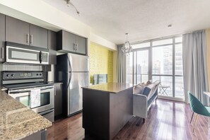 奢华公寓, 1 间卧室, 厨房, 城市景观 | 私人厨房 | 大冰箱、微波炉、烤箱、炉灶