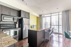 Apartamento superluxo, 1 quarto, cozinha, vista para a cidade | Cozinha privada | Geladeira grande, micro-ondas, fogão, cooktop