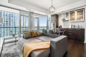 舒適公寓, 多張床, 廚房, 湖景 | 起居區 | 43-吋智慧型電視、衛星頻道、Netflix、串流服務