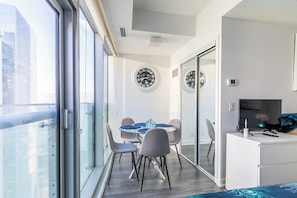 Estúdio conforto, várias camas, vista para a cidade | Individualmente decorados, individualmente mobiliados, escrivaninha