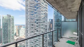 Apartamento luxo, 1 quarto, cozinha, vista para a cidade | Vista da sacada