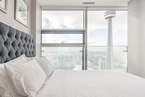 Rómantísk íbúð - 1 svefnherbergi - borgarsýn | Sérhannaðar innréttingar, sérvalin húsgögn, skrifborð