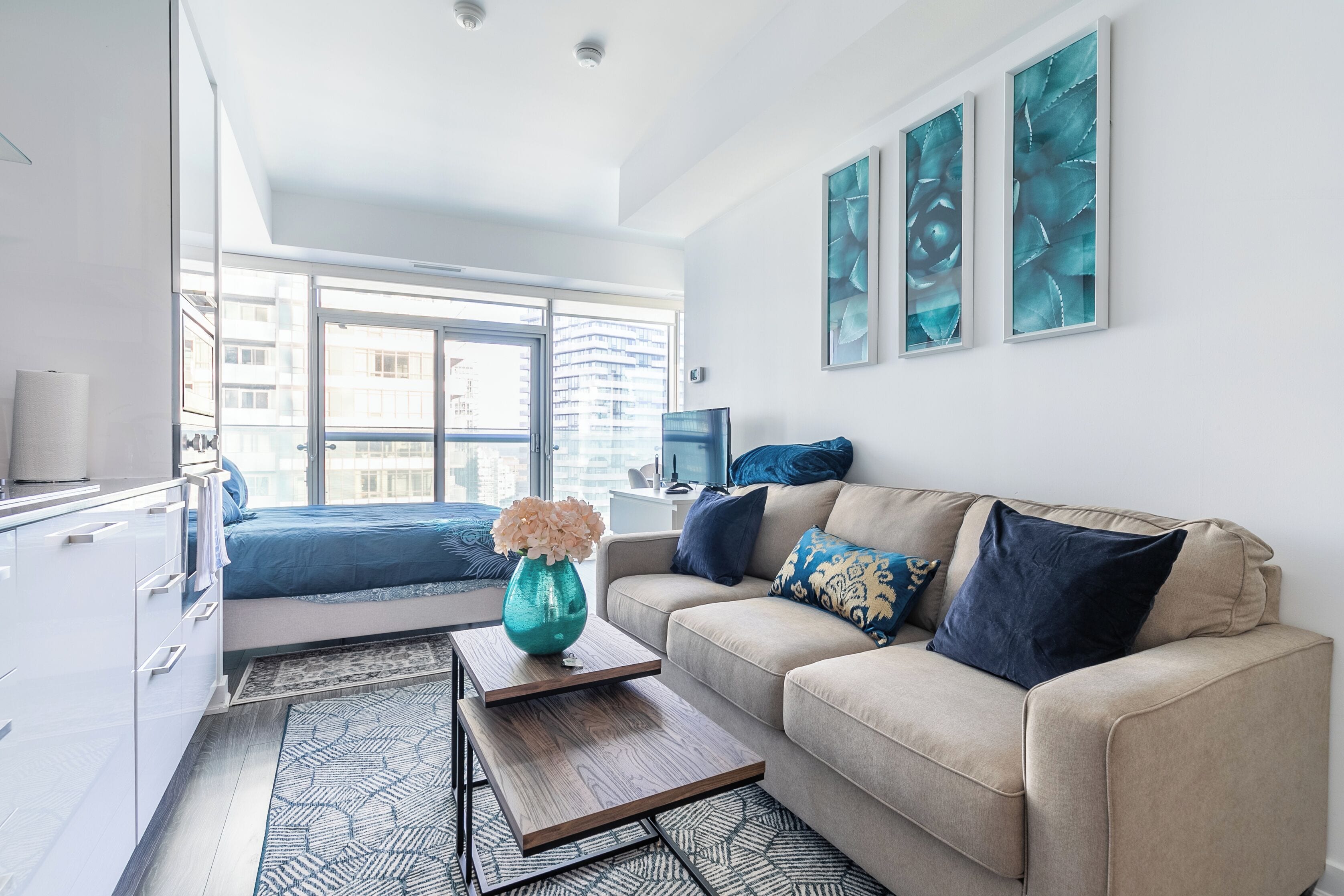 舒适开间, 多张床, 城市景观 | 起居区 | 43-英寸智能电视（配备卫星频道）、Netflix、流媒体服务