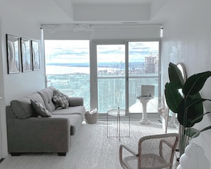 Apartamento romântico, 1 quarto, vista para a cidade | Área de estar | Smart TV 43 polegadas com canais via satélite, Netflix
