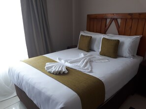 1 bedroom, premium bedding, individually decorated, desk - MafKing Apartments (Maun)