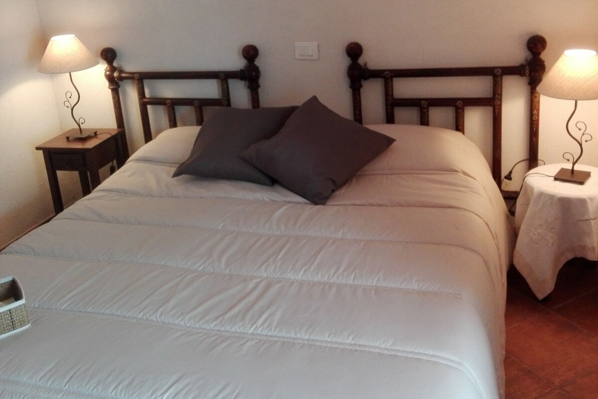 Couette en duvet d'oie, rideaux occultants, Wi-Fi gratuit, draps fournis