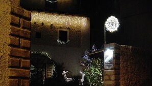 Un bâtiment aux murs de briques et à l’entrée pavée.