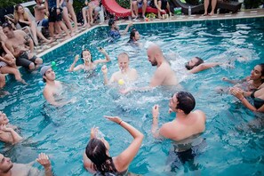 Outdoor pool - Royal Night Bazaar Hotel (Chiang Mai)