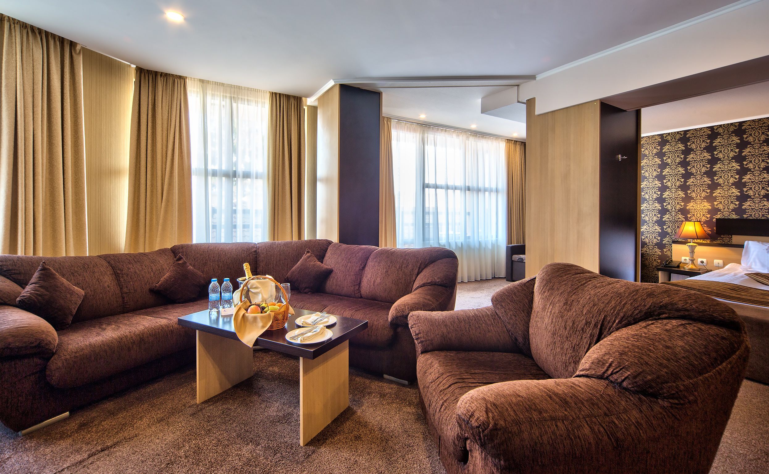 Junior Suite | Living area | 32-inch flat-screen TV with digital channels, TV, fireplace