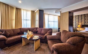 普通套房 | 起居區 | 32-吋平面電視、數位頻道、電視、壁爐