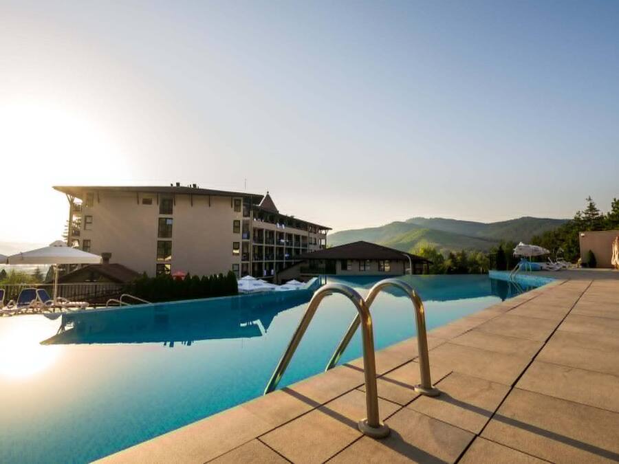 Una piscina techada, 2 piscinas al aire libre