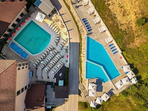 A resort with two swimming pools, sun loungers, and umbrellas. - Grand Hotel Velingrad (Velingrad)