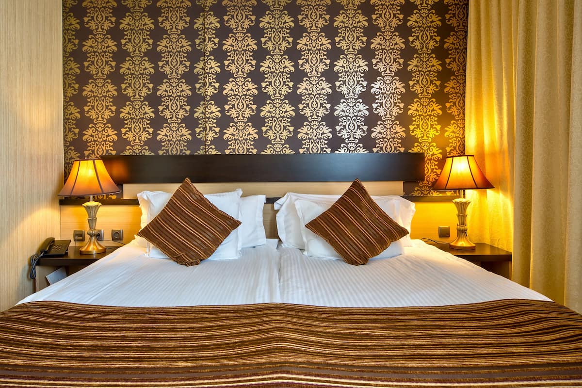 Deluxe suite | Een minibar, een kluis op de kamer, een bureau, verduisterende gordijnen
