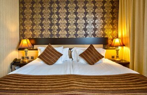 Deluxe suite | Een minibar, een kluis op de kamer, een bureau, verduisterende gordijnen