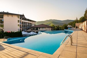 Una piscina techada, 2 piscinas al aire libre