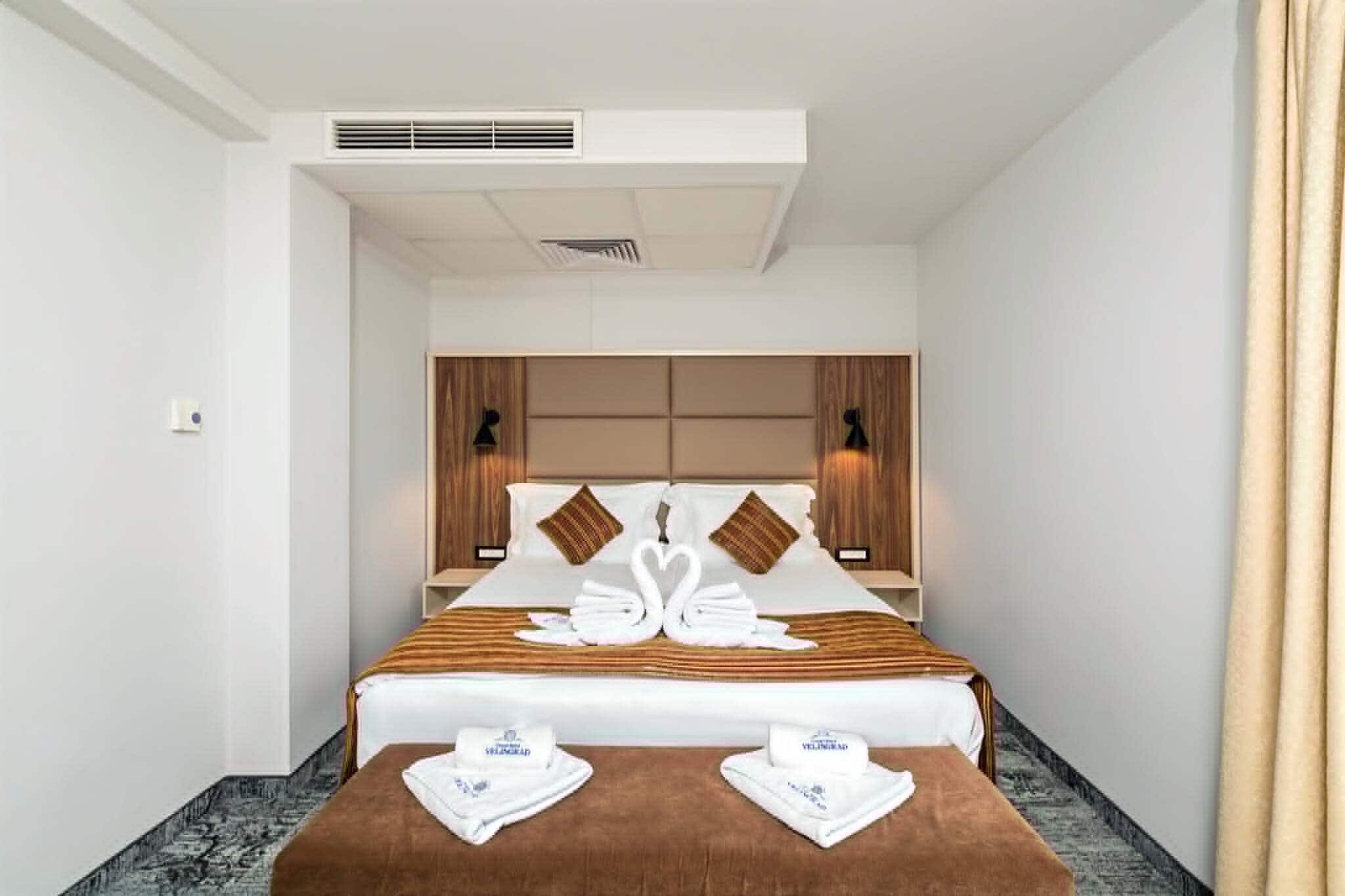 Habitación doble Deluxe, vista a la alberca | Minibar, caja de seguridad en la habitación y escritorio 