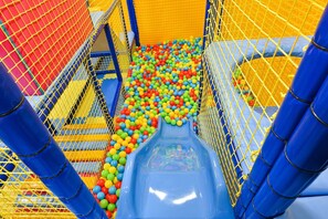 Tempat bermain anak – indoor