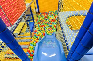 Área de juegos infantiles bajo techo