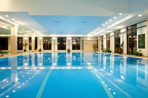 室內游泳池和2 座室外游泳池,提供日光浴躺椅