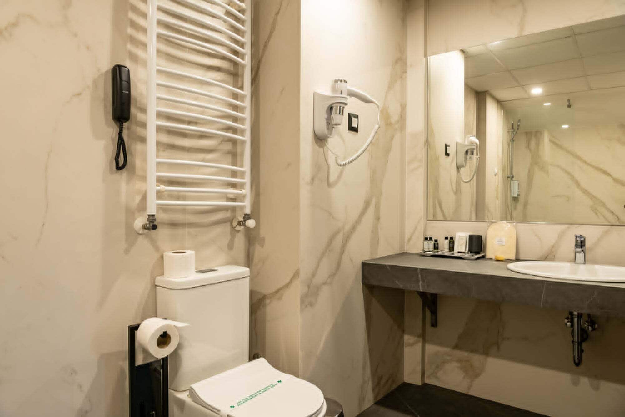 Deluxe-Doppelzimmer, Poolblick | Minibar, Zimmersafe, Schreibtisch, Verdunkelungsvorhänge