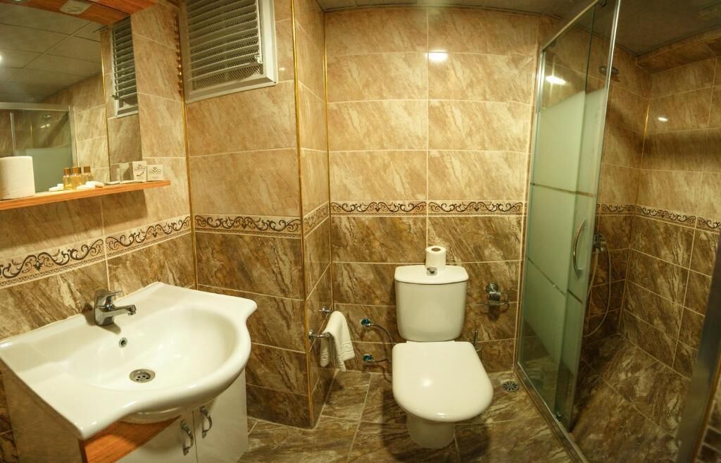 Separat badekar og dusj, regndusjhode og toalettartikler (inkludert)