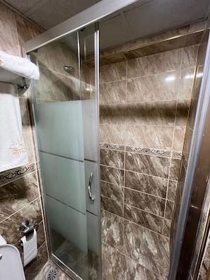 Ayrı küvet ve duş, geniş duş başlığı, ücretsiz banyo/kozmetik ürünleri