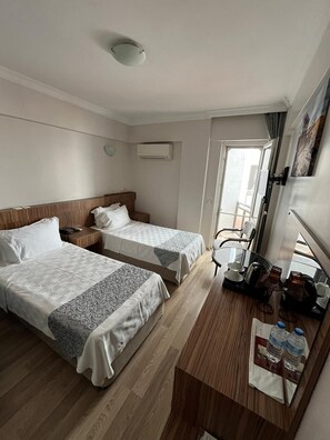 Ropa de cama de alta calidad, colchones con efecto memoria y minibar 