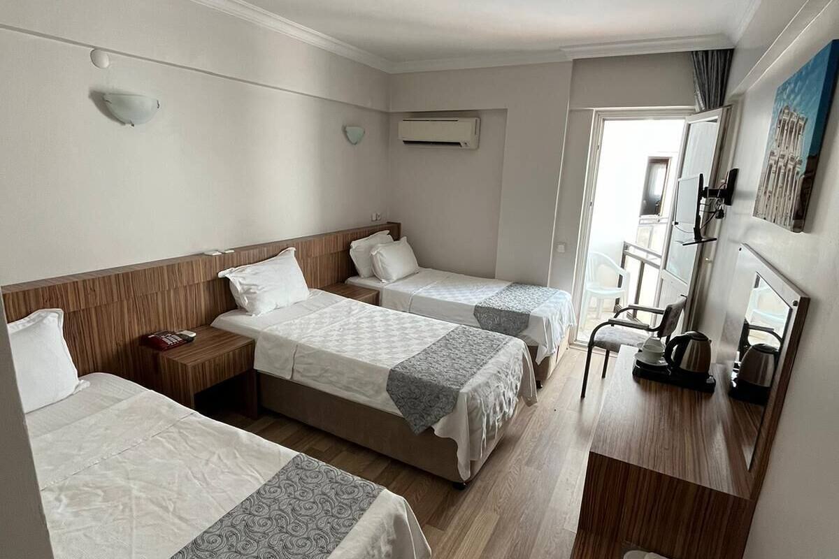 Üç Kişilik Oda | Kaliteli yatak takımı, memory foam (visko elastik) yatak, minibar