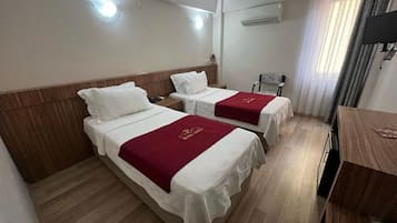 Camera con 2 letti singoli | Biancheria da letto di alta qualità, materassi in memory foam, minibar