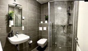 Deluxe Apartment, Private Bathroom (Blumenstraße 54) | Bathroom - Leon Apartments (Leipzig)