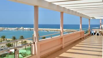 Penthouse Panoramique, 2 chambres, vue port, en bord de plage | Terrasse/Patio